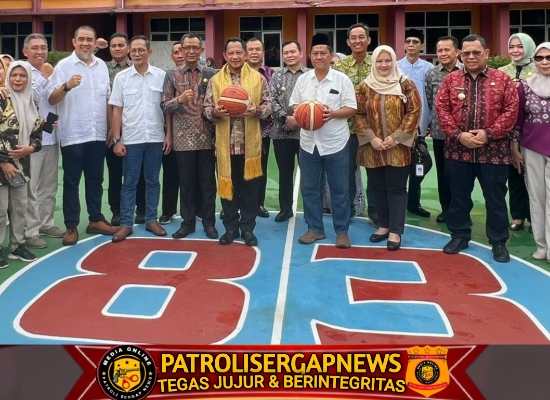 Mendagri Resmikan Lapangan Basket SMA Negeri 2 Palembang dan Tinjau Taman Kambang Iwak
