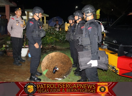 Brimob Polda Lampung Sterilisasi TKP Penemuan Diduga Granat di Banjar Masin