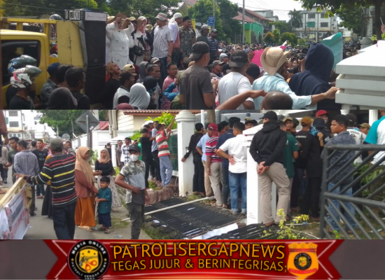 Ratusan Pendemo di Kabupaten Bireuen Terobos Pagar Kantor DPRK