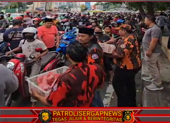PAC Pemuda Pancasila Sedati Bagikan Takjil Pengguna Jalan Jenggolo