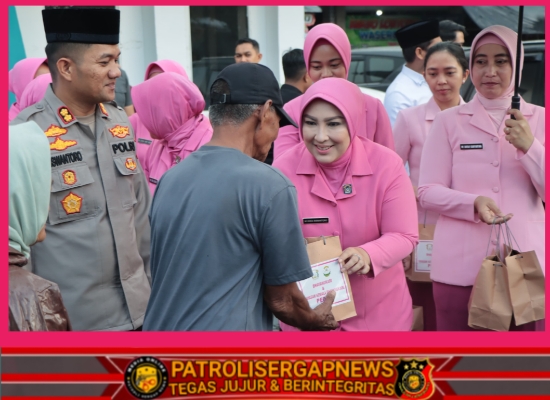 Berkah Ramadan, Kapolres Nganjuk dan Bhayangkari Bagikan Ratusan Takjil di Depan Pos Pujahito