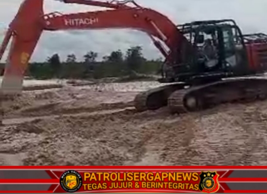 Diduga lokasi TPA Sampang, Tempat kegiatan ilegal mini yang menggunakan alat berat excavator bermerek HITACHI.
