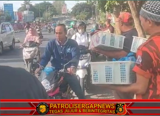 Berkah Ramadan, PAC Balongbendo Bagikan 500 Takjil Kepada Pengguna Jalan