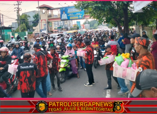 500 Paket Takjil Dibagikan PAC PP Sukodono di Jalan Jenggolo
