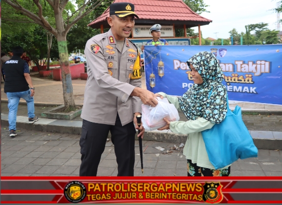 Ringankan Beban Pemudik di Bulan Ramadhan, Kapolres Demak Bagikan Takjil