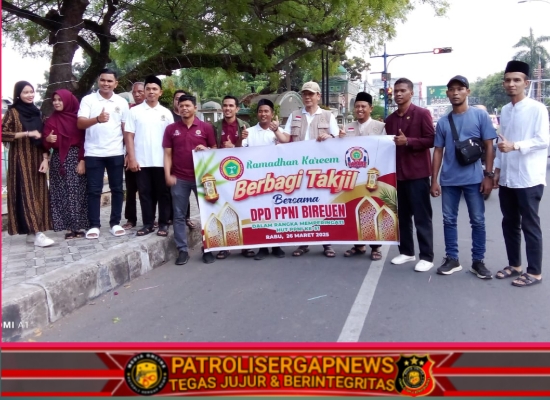 Berkah Ramadhan, DPD PPNI Bireuen Bagikan Takjil Kepada Masyarakat