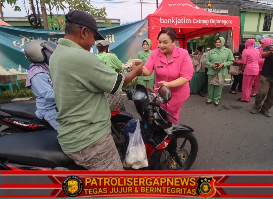 Kompak, Bhayangkari dan Persit Bagikan Takjil Kepada Masyarakat di Bojonegoro