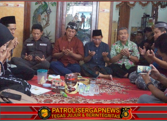 Bupati Sidoarjo H.Subandi Takziah ke Keluarga Korban Tragedi Tanah Longsor