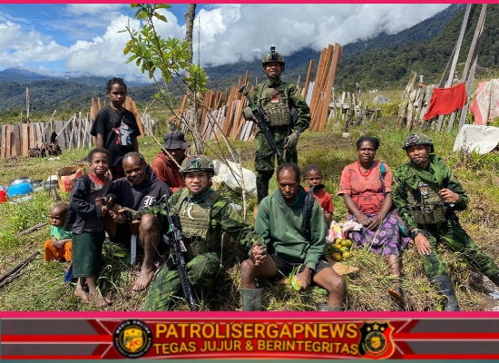 Di Balik Kabut Sinak, TNI Menyapa: Anjangsana yang Menyentuh Hati Gigobak
