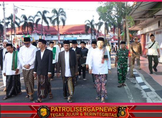 Forkopimda Kota Blitar Bersama Ulama Dan Masyarakat Sholat Idul Adha Di Masjid Agung Kota Blitar