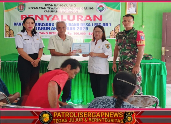 Atasi Kesulitan Rakyat, Babinsa Koramil 1019-06/PLM Dampingi Penyaluran BLT Dana Desa