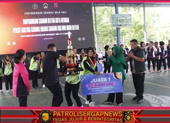 Pertandingn Persahabatan Bola Voly Persit Kodim 0808/Blitar VS Bhayangkari Polres Blitar Kota Semarakkan HKGB Ke – 73