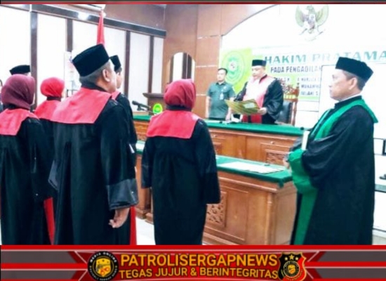 Ketua Pengadilan Negeri Bireuen Mengambil Sumpah dan Melantik Delapan Hakim yang Baru
