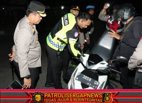 Kapolres Nganjuk Pimpin Langsung Patroli SREG dan Penyekatan di Perbatasan Jelang 1 Suro 