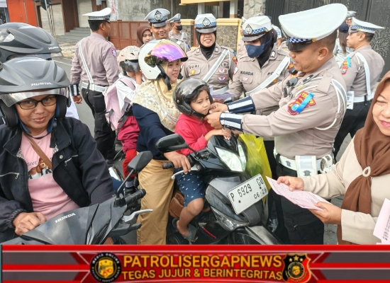 Polisi Menyapa : Operasi Patuh Semeru 2025 Polres Jember Sebar Brosur Edukasi Tertib Lalin Bagi Pengguna Jalan