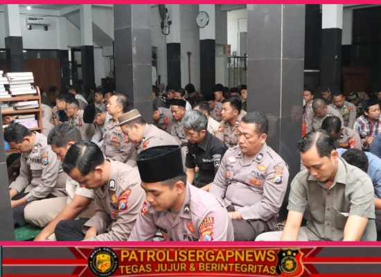 Polres Nganjuk Tekankan Disiplin Salat Lewat Binrohtal di Masjid Al Ikhlas