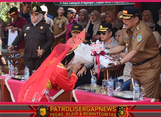 Meriah! Ribuan Pelajar SMP Nganjuk Ikuti Karnaval dan Pawai Budaya HUT RI ke-80