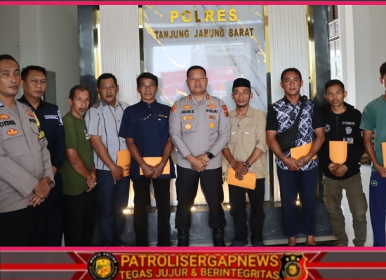 Kapolres​ Tanjab Barat Salurkan Bantuan Kepada Korban Angin Puting Beliung Desa Pembengis