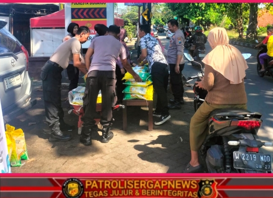 Polsek Sedati Gelar Gerakan Pangan Murah, Warga Serbu Beras Rp60 Ribu per 5 Kg