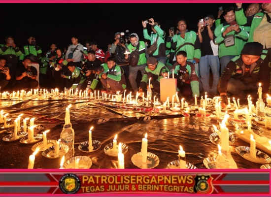 Driver Ojol Gelar Aksi Damai 1000 Lilin di Depan Mapolda Jatim